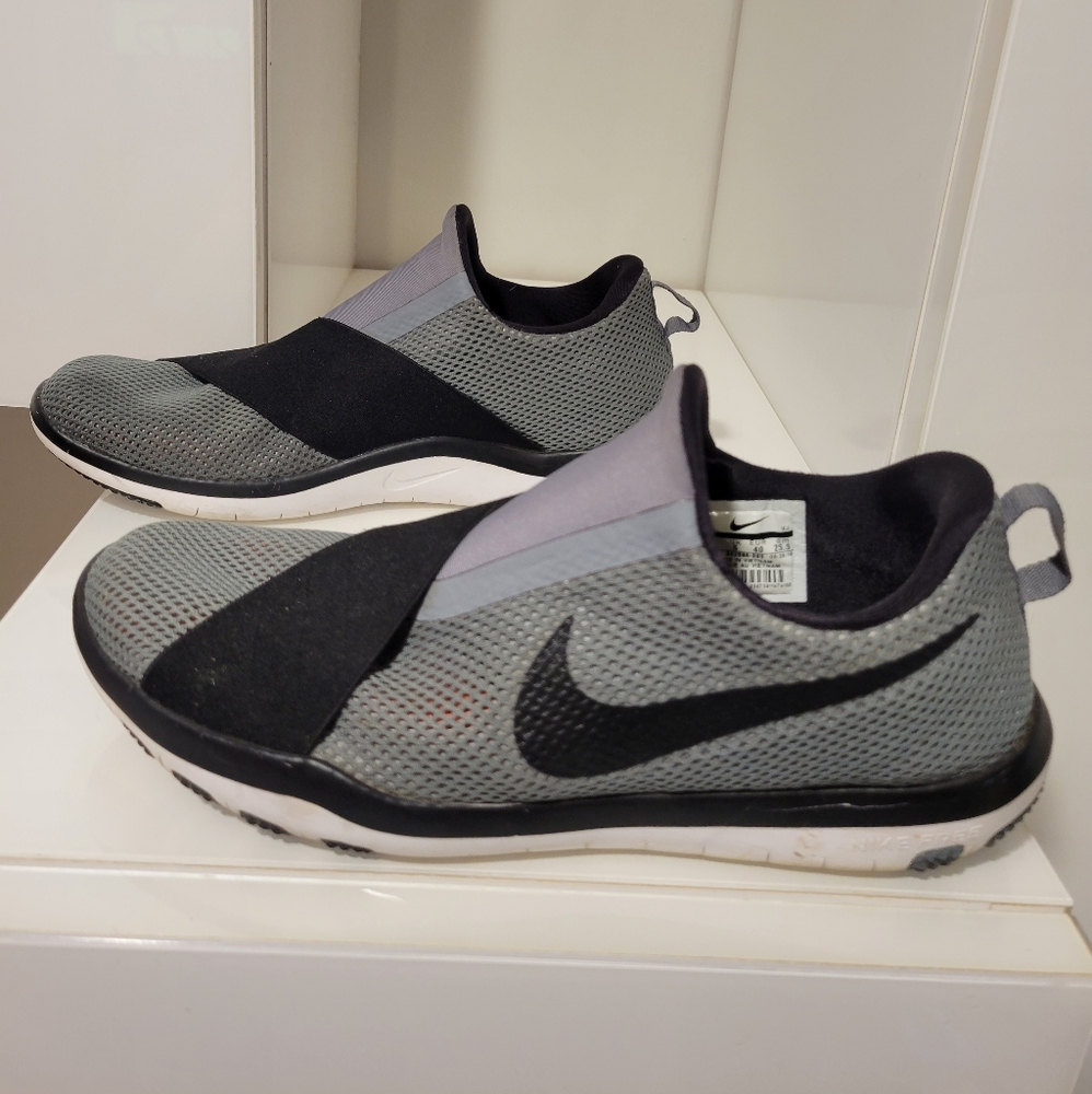 LADIES NIKE SNEAKERS SIZE 8.5M